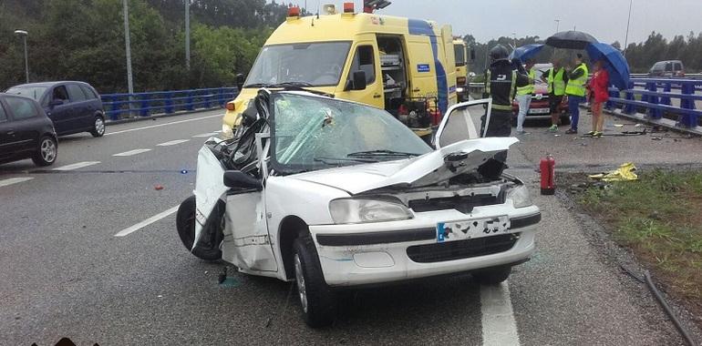 Herida en una colisión entre camión y turismo en Castrillon