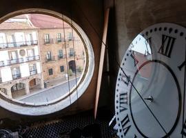 Avilés estrena nuevo reloj municipal