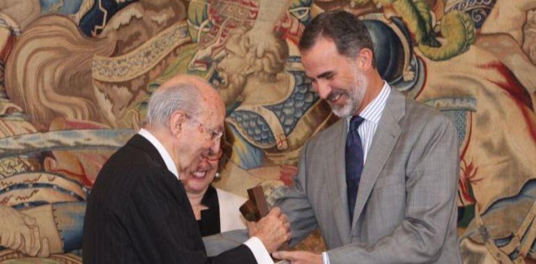  Asturianos: El Rey entrega el Premio Enrique V. Iglesias a Plácido Arango