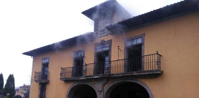 Arde la techumbre del palacio de Lieres, en Siero