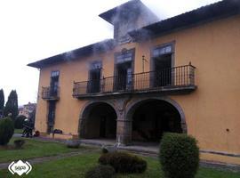 Arde la techumbre del palacio de Lieres, en Siero