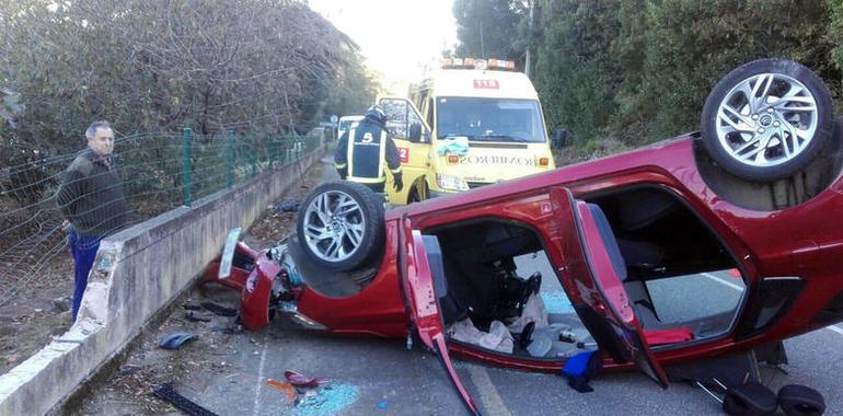 Un herido tras chocar con un muro y volcar su coche en Navia