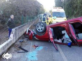 Un herido tras chocar con un muro y volcar su coche en Navia