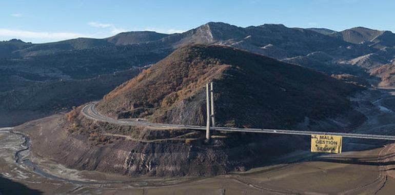 Pancarta gigante en Barrios de Luna (León) contra la mala gestión del agua  