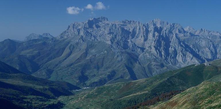 Tejerina defiende devolver su esfuerzo conservacionista a los vecinos de Picos de Europa