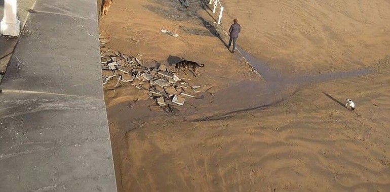 Gijón valora los daños en el muro de San Lorenzo tras el último temporal 