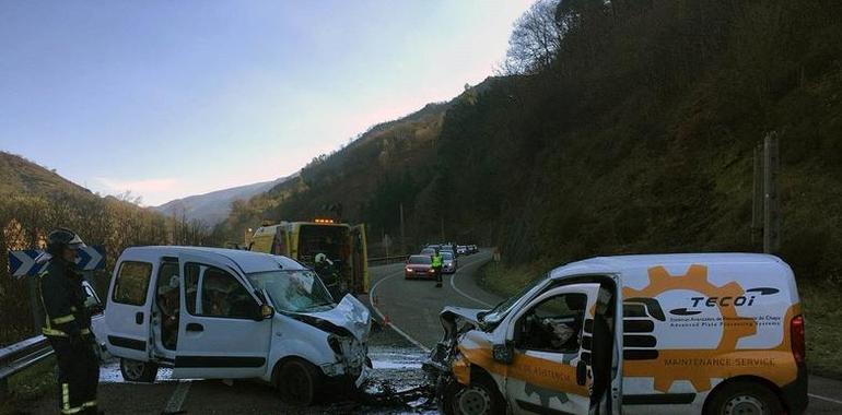 Muere una mujer al chocar dos furgonetas entre Uxu y Caborana