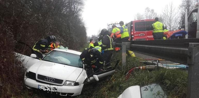 Tres heridos en un accidente de tráfico en Nava