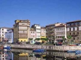 La carpa instalada en el Palacio Duque de Estrada de Llanes excede la altura autorizada