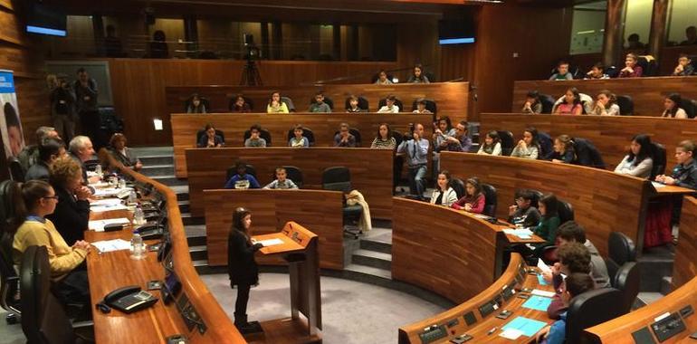 75 escolares de Gijón y Mieres participan en el pleno infantil “Diputados por un Día”