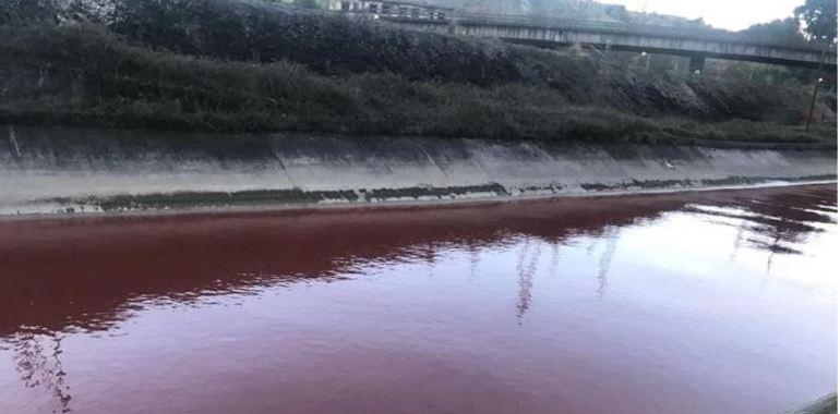 Ecologistas denuncian que la ría de Aboño está teñida de rojo