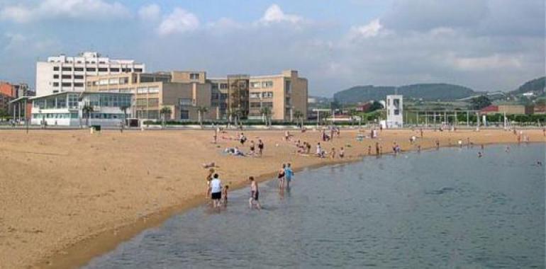 Gijón: Plazas interinas de socorristas, lancheros y auxiliares de playa