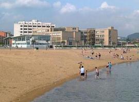 Gijón: Plazas interinas de socorristas, lancheros y auxiliares de playa