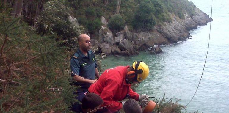 Rescatan a un varón de un acantilado en Niembro