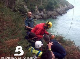 Rescatan a un varón de un acantilado en Niembro