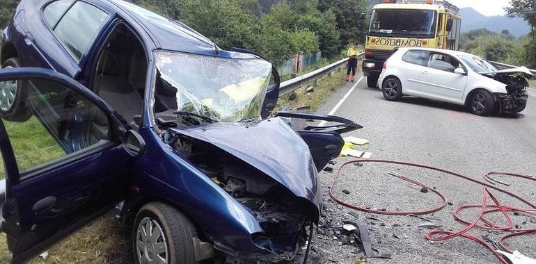 Tres heridos en accidente de tráfico en Forcinas, Pravia