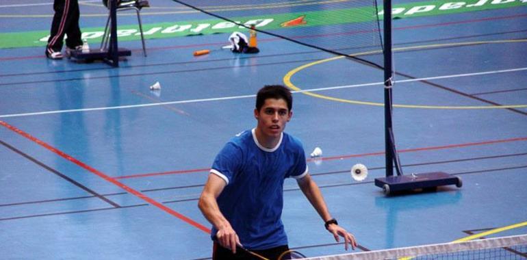 El Bádminton Oviedo se coloca en lo alto de la clasificación