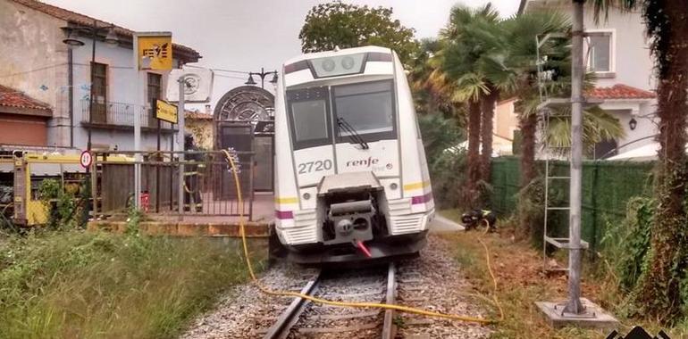 Sin víctimas tras el incendio en la máquina de un tren en Llanes