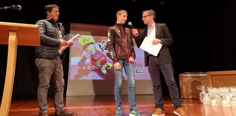 Adri#77 recogió premio en Galicia de Subcampeón Sub21 Supermotard