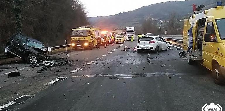 Dos muertos en Lena tras chocar dos coches