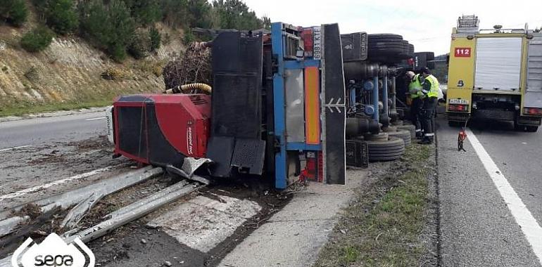 Dos heridos, uno un niño, al volcar un camión en la A-8, en Coaña