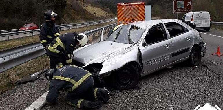 Herida grave una conductora al volcar su coche en la A-8, Ribadesella