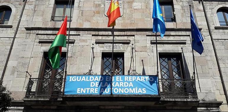 Llanes apoya a los pescadores en la crisis surgida por el reparto de la xarda