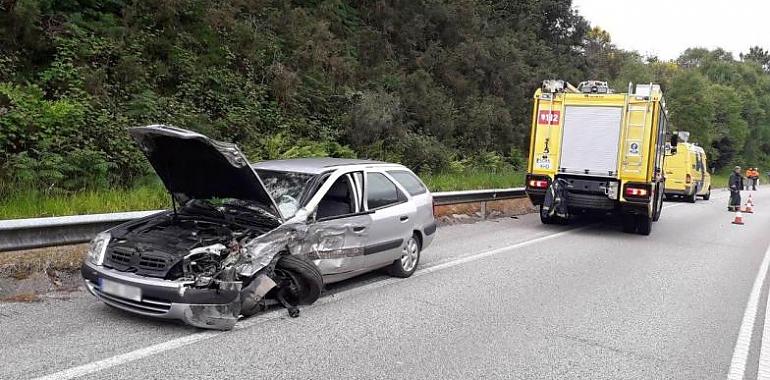 Dos heridos en una colisión en Vegarrozadas de Castrillón