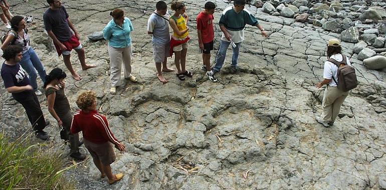 El MUJA celebra el 50º Aniversario del descubrimiento de las huellas de la Playa de La Griega