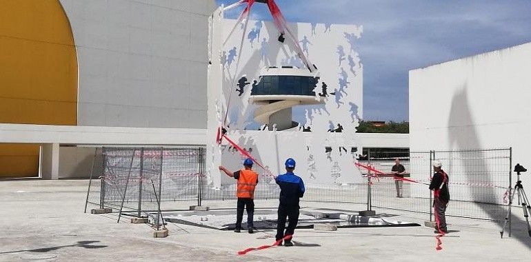 La escultura “Transbase”, donada por Juan Genovés, ya está en el Centro Niemeyer 