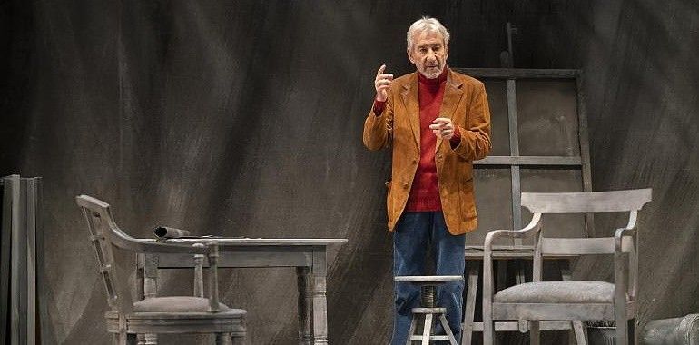 José Sacristán representa la obra de Miguel Delibes "Señora de rojo sobre fondo gris" en el Teatro Palacio Valdés