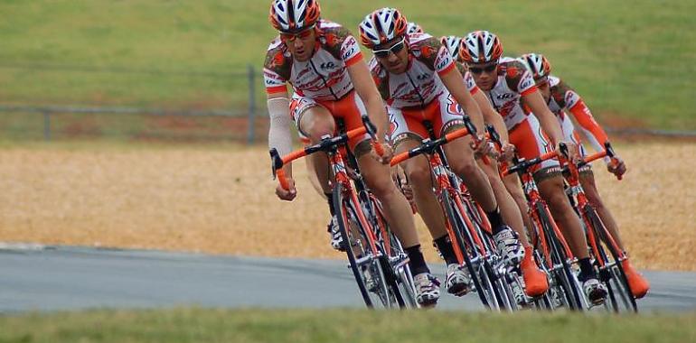 Fan zone solidarias del equipo Caja Rural-Seguros RGA en Asturias para La Vuelta a España