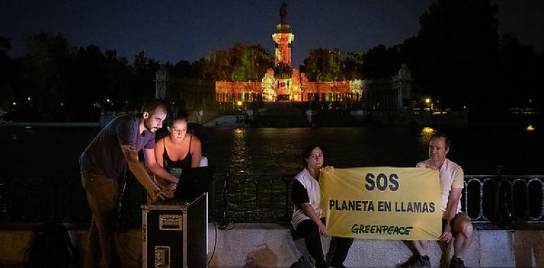 Greenpeace “incendia” el Retiro de Madrid para alertar sobre la crisis forestal mundial