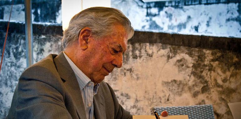 Con Mario Vargas Llosa en Gotemburgo 