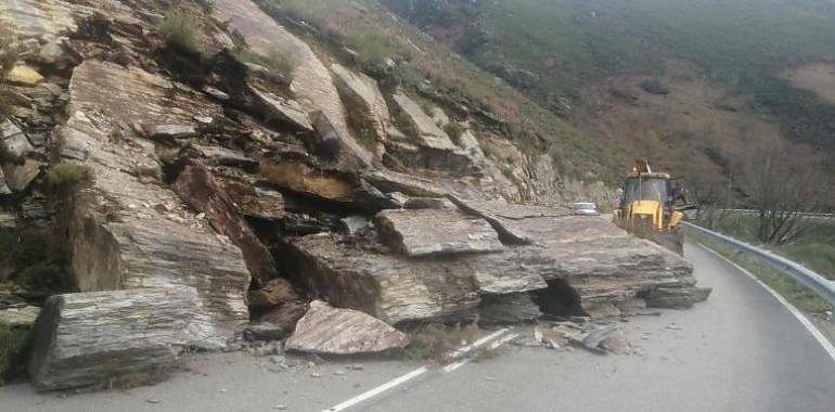 Abren un carril para librar el argayu entre San Antolín y la Regla de Perandones