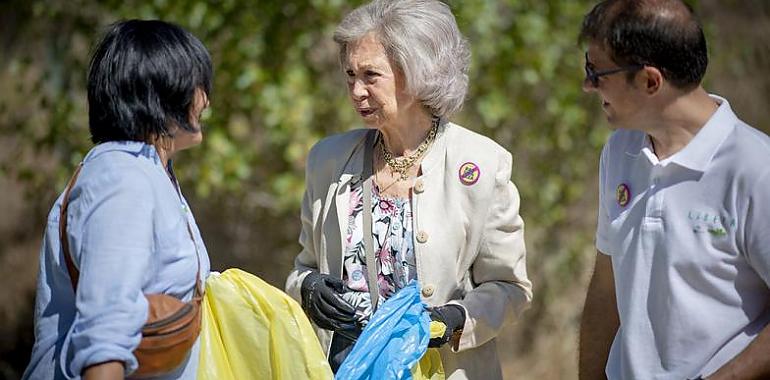 La Reina Doña Sofía se une al llamamiento para no abandonar mascarillas y guantes