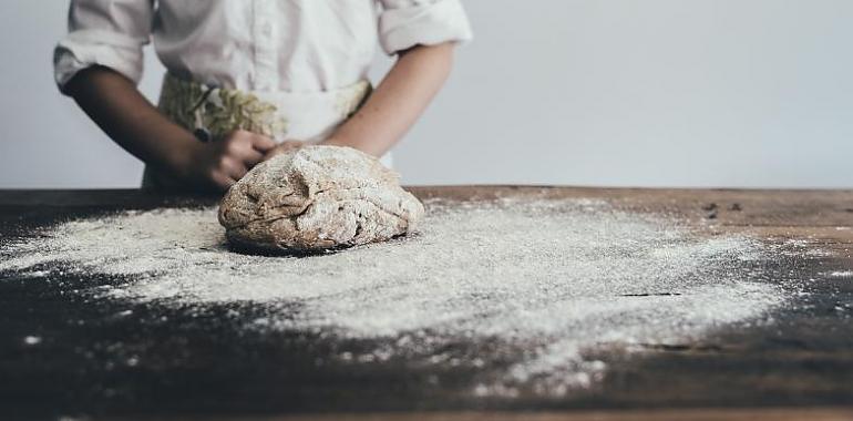 Maestros panaderos asturianos regalarán pan para reivindicar el comercio de barrio