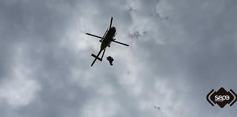 Rescatado un senderista herido tras caer diez metros en una ruta a Cabrales