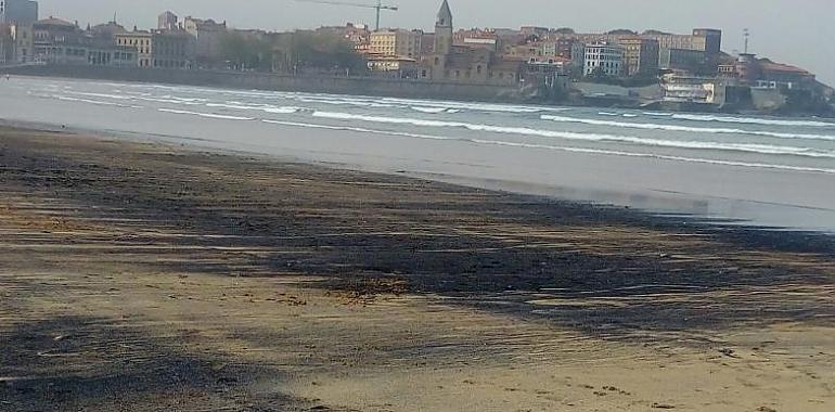 Denuncian nuevos vertidos de carbón al arenal de San Lorenzo