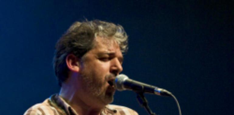 Toli Morilla canta a Bob Dylan en Tierra Astur de Colloto