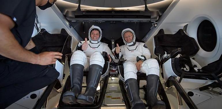 Los astronautas Behnken y Hurley amerizan tras pasar 64 días en el espacio