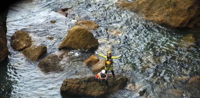 Rescatado un submarinista en dificultades en aguas de Cadavedo