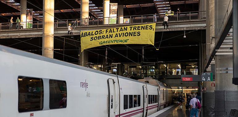 Greenpeace reclama en Atocha más trenes y menos aviones