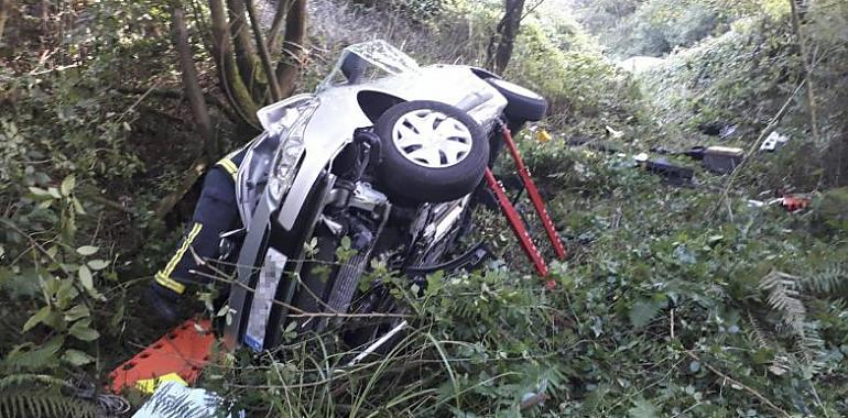 Dos personas heridas tras salirse su coche de la vía y chocar en Vegadeo