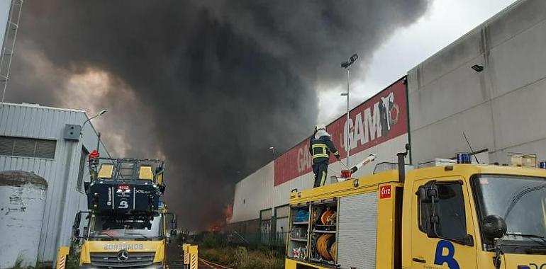 Sigue la lucha de los bomberos por sofocar el voraz incendio en 5 naves del polígono de Silvota 