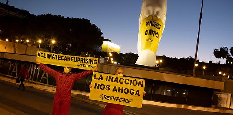 Una mascarilla gigante en la Plaza de Colón denuncia la 