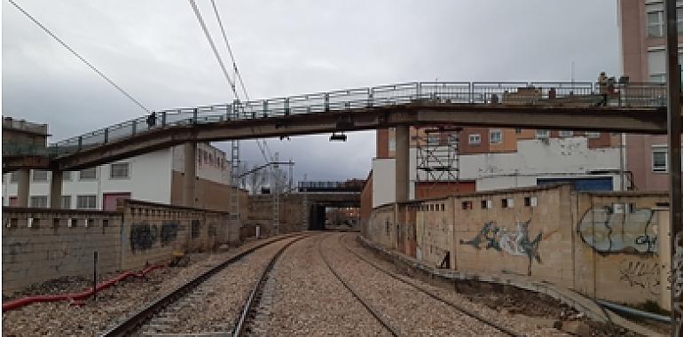 Adif retira la pasarela peatonal del Camino de Santiago, en San Andrés del Rabanedo 