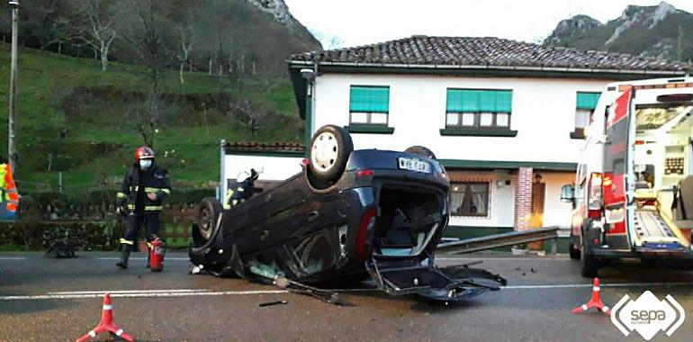 Dos heridos por vuelco en Ribadesella