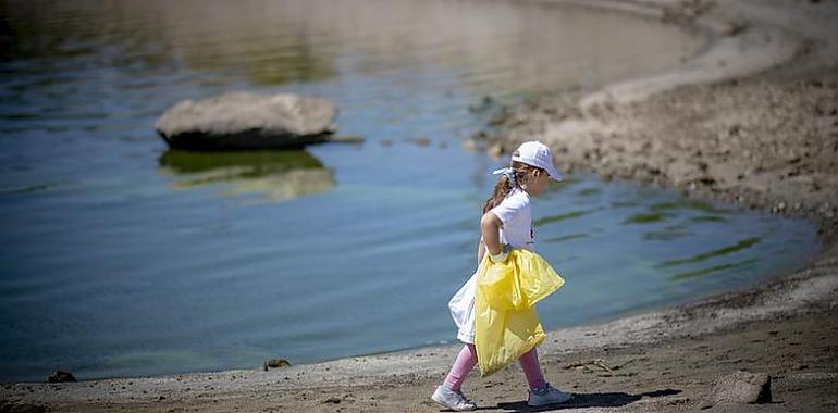 Colectivos asturianos combaten la basuraleza en ríos, embalses y pantanos