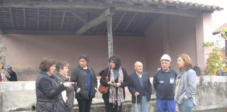 La Alcaldesa de Llanes visita las obras de reparación de dos lavaderos en Puertas de Vidiago